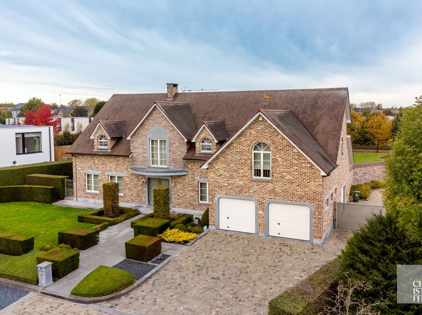Deze riante villa in het landelijke Martenslinde, Bilzen, is gelegen op een perceel van 2436,64m² met een breedte van 33m. Met 3 slaapkamers, een badk