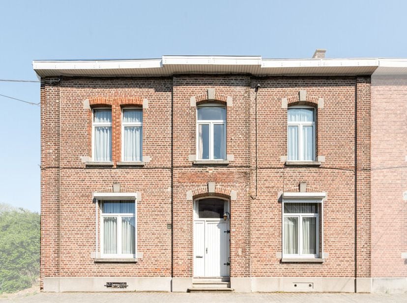 Élégante maison de maître 3 façades idéalement située à Ghislenghien, dans un environnement paisible tout en restant proche des commodités.Cette propr