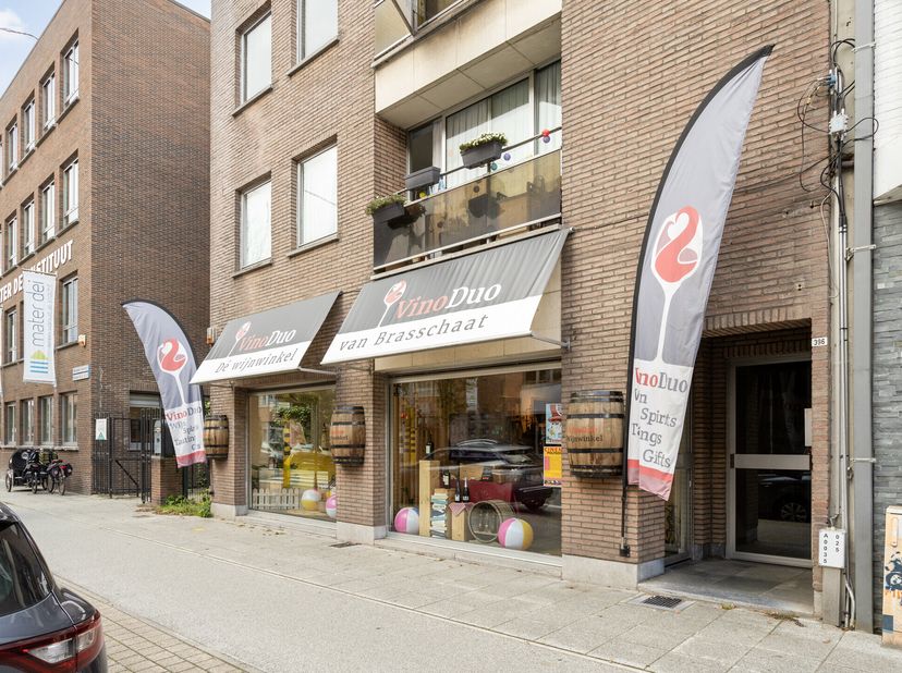 La disposition du rez-de-chaussée commercial de Brasschaat est la suivante:&lt;br /&gt;
- Entrée sur le côté droit du bâtiment, la façade avant peut être en