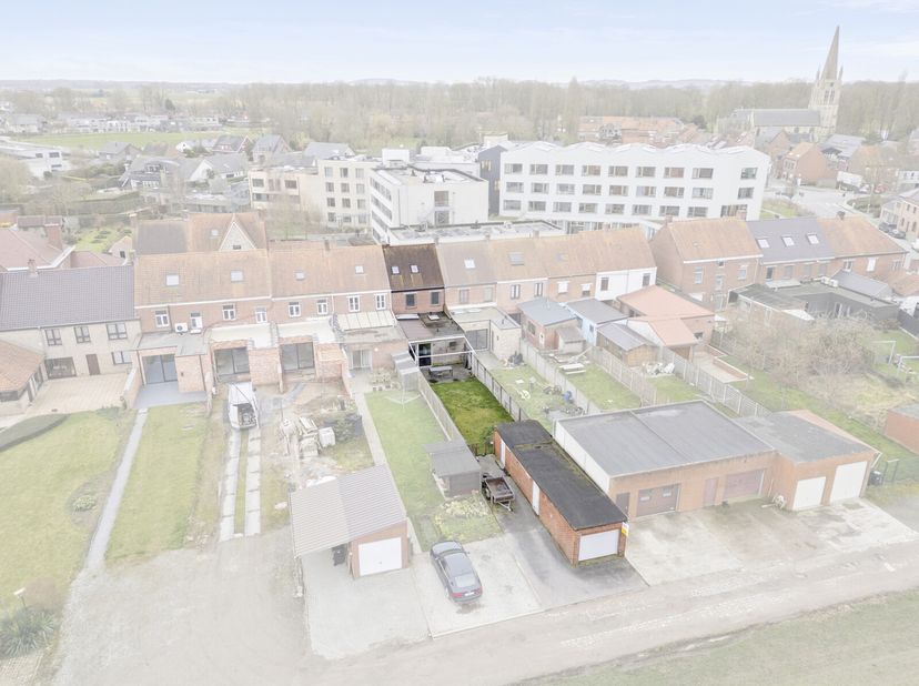 In het hart van Elverdinge, met een vlotte verbinding naar Ieper en Poperinge, bevindt zich deze verrassend ruime woning. Met enkele opfrissingswerken