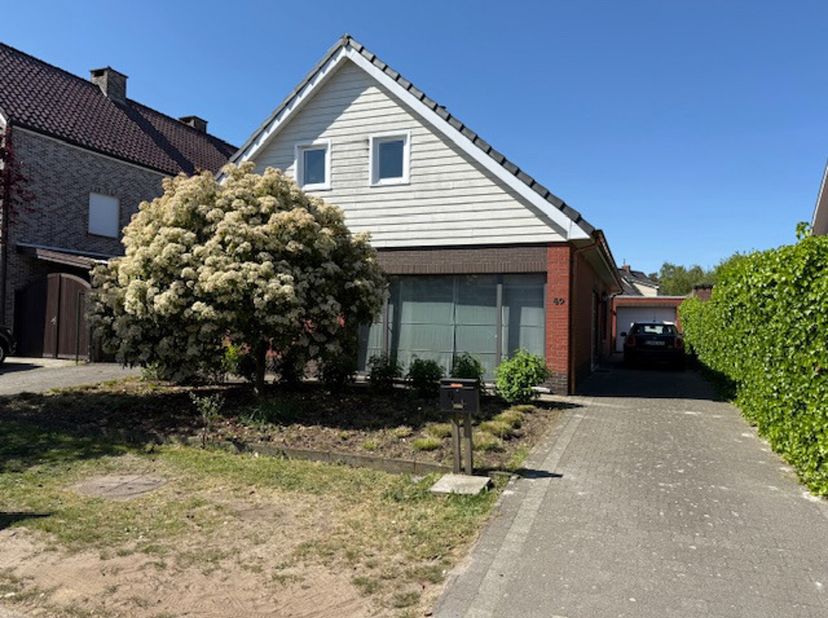 Woning op 4 are 70 ca voorzien van 6 slaapkamers, 2 badkamers, ruime keuken, woonkamer, dressing en garage. Een extra troef is de kindvriendelijke omg