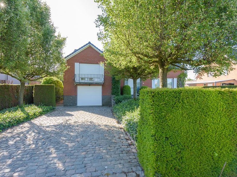 In het rustige Otegem bevindt zich deze woning met veel potentieel voor wie op zoek is naar ruimte en mogelijkheden om naar eigen smaak te renoveren.&lt;