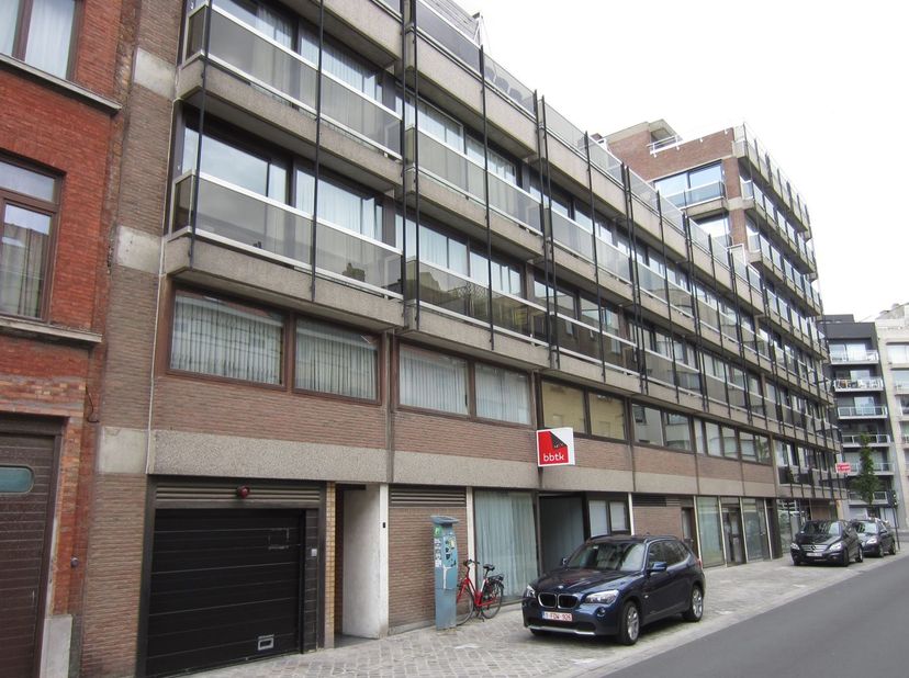 Ondergrondse Parkingplaats nr. 16, (breedte 2,25 x lengte 4,50) centrale ligging nabij de winkelstraten, in een afgesloten garagecomplex gelegen in de