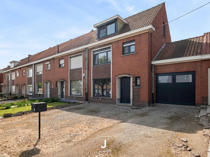 Welkom in het charmante Rollegem, waar deze prachtig gerenoveerde, robuuste gezinswoning u zal verrassen met haar ruimtes, comfort &amp; hoogwaardige afwe