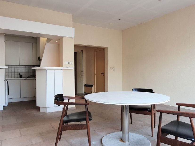 Cet appartement à rénover, dont les fenêtres ont été récemment renouvelées, est situé au rez-de-chaussée de la résidence San Fernando à l&#039;extrémité du