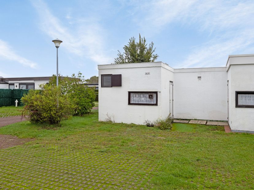 In het vakantiepark de Grote Zeemeeuwen, palend aan het natuurreservaat de Doornpanne, bevindt zich deze vakantiewoning.&lt;br /&gt;
De tuin is zuidgericht