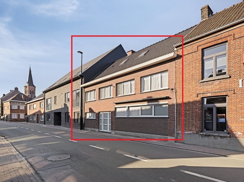 Cette maison lumineuse offre beaucoup d&#039;espace pour les familles, les travailleurs à domicile ou les personnes ayant des projets d&#039;agrandissement. &lt;br