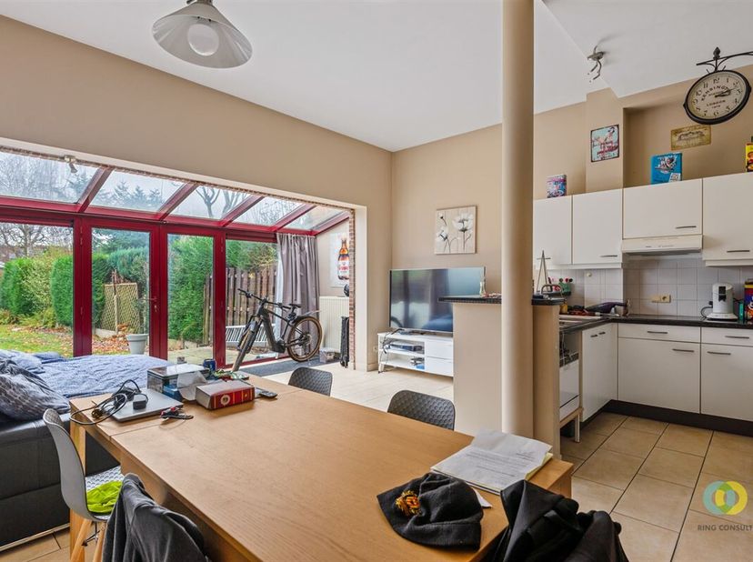 **IN OPTIE**Op zoek naar een gezellig appartement in het hart van Vilvoorde mét een prachtige tuin? Dit charmante 1-slaapkamer appartement biedt het a