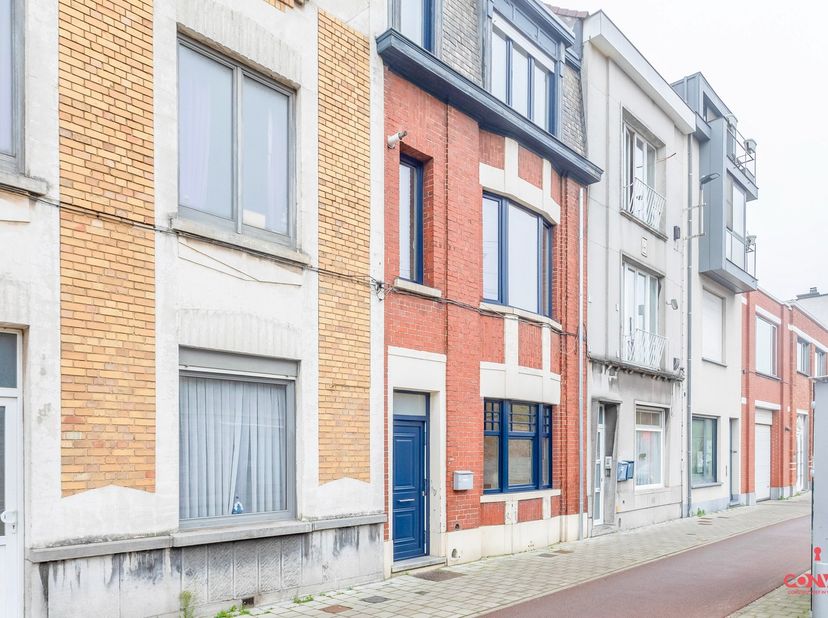 Door de centrale ligging van deze woning nabij Gent-Sint-Pietersstation heeft u een vlotte verbinding naar de binnenring van Gent, de R4 en de N60. Op