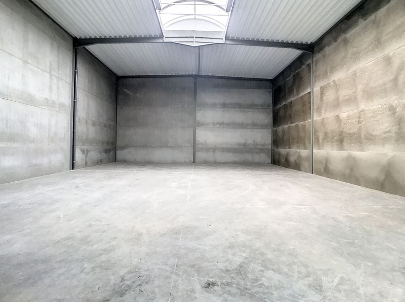 Nieuwbouw KMO unit van ca. 220 m² te koop in Waregem. Het KMO park is gelegen op een toplocatie aan de Kortrijkseweg tussen Kortrijk en Waregem en is