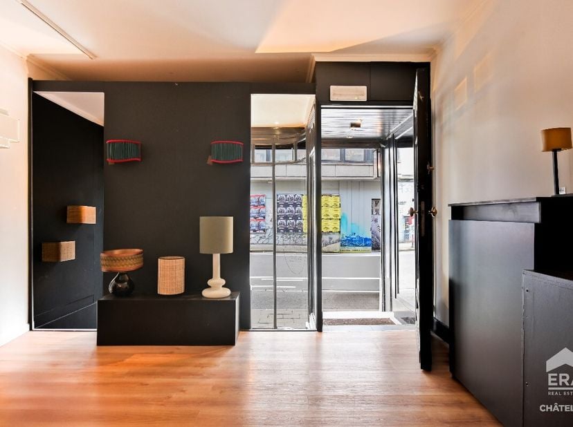 ERA Chatelain a le plaisir de vous présenter ce superbe commerce à louer, idéalement situé sur la dynamique Chaussée de Waterloo à Ixelles.Ce rez-de-c