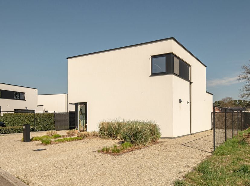 Instapklaar en rustig gelegen! Op een knap perceel van 723m², in een rustige en kindvriendelijke buurt nabij scholen, winkels en openbaar vervoer, vin