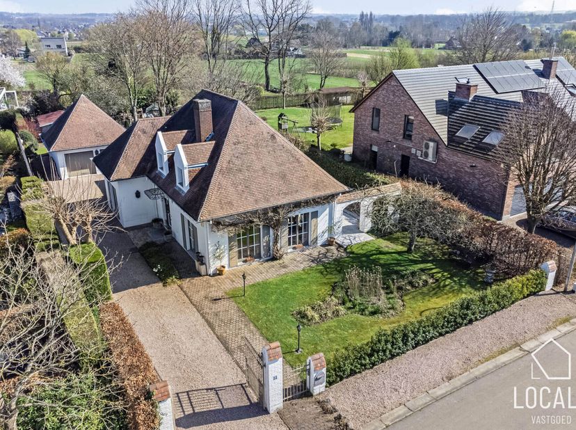 Villa parfaitement entretenue avec une surface habitable brute de 267,5 m². Le double garage, le grenier principal, le grenier du garage, la salle de