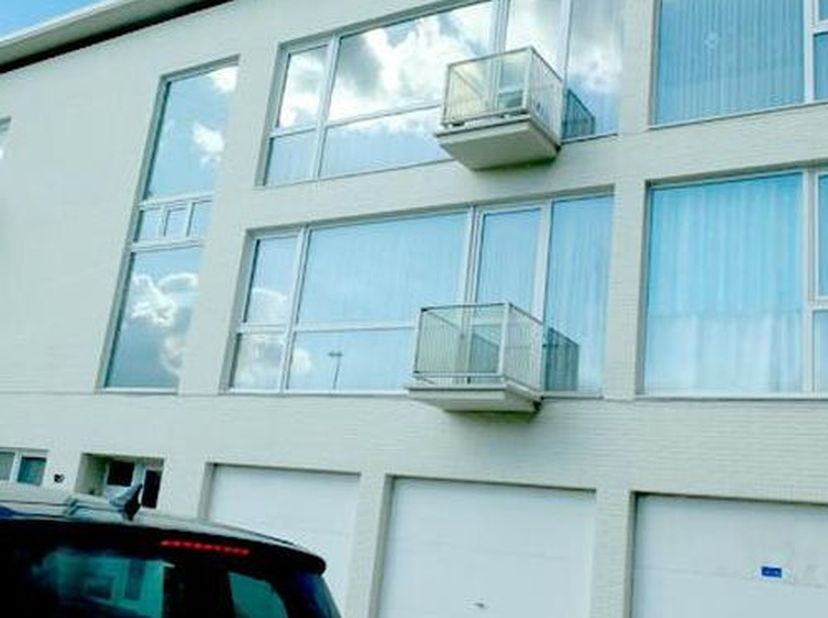 Volledig gerenoveerd appartement met zeer veel lichtinval.&lt;br /&gt;
Aan de ramen worden verticale lamellen gehangen voor verduistering. (nog niet te zien