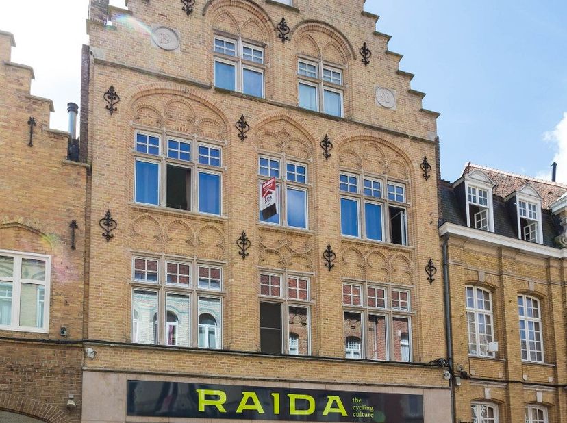 Zoekt u een zorgeloze investering met een hoog rendement? Deze prachtige opbrengsteigendom in het centrum van Ieper biedt alles wat u nodig heeft. Het