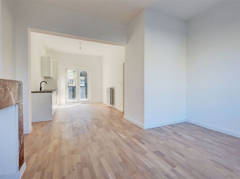 Cet immeuble de 4 appartements est à vendre dans la Dennenlaan à Wilrijk. Le centre de Wilrijk, le parc Den Brandt, le Middelheim, divers magasins et