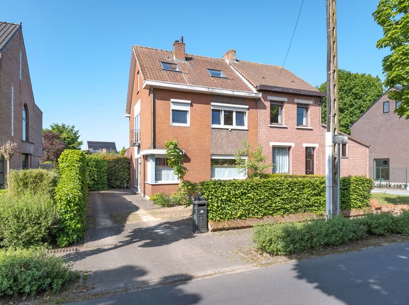 Vandaag nemen we je mee naar deze halfopen woning op een boogscheut van het centrum van Bornem. De woning is gelegen in een rustige woonwijk op wandel