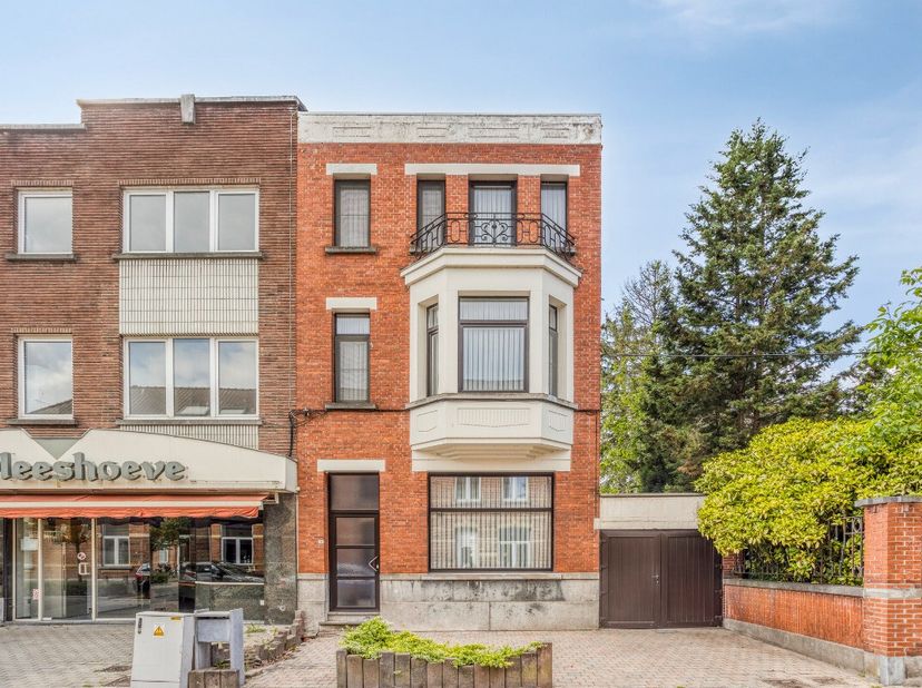 Mechelen: Ruime woning met karakter, 4 slaapkamers, werkplaats, tuin, zij- en achteringangDeze karaktervolle woning biedt veel ruimte en mogelijkheden