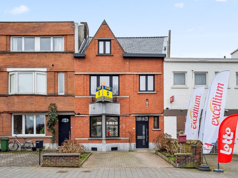 Zie ook virtuele tour. Gerenoveerde woning. Omvat: op het gelijkvloers een inkomhal met trap, een WC, een living, een  keuken, een berging en een vera