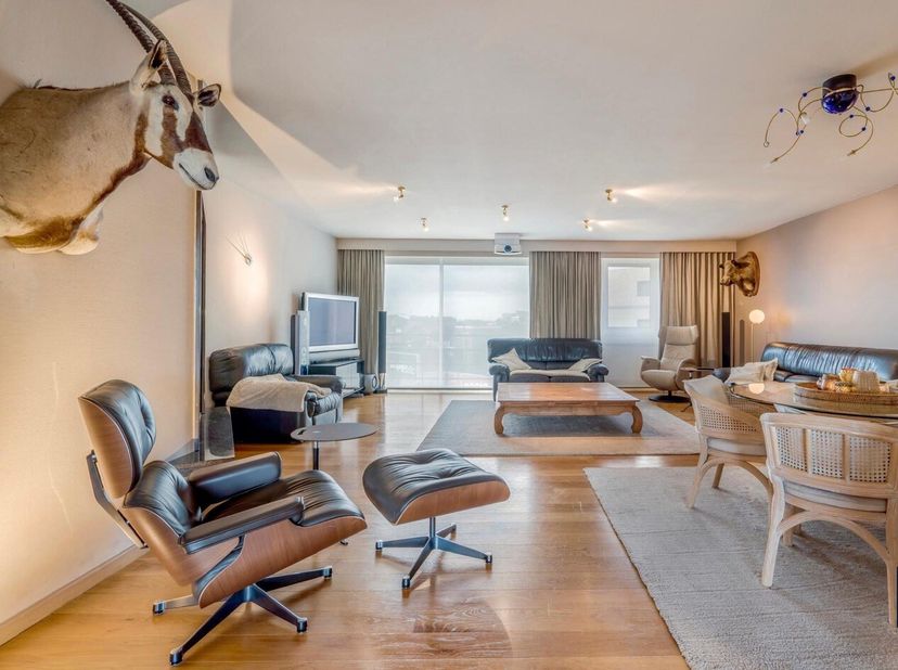Het appartement gelegen aan de stadsrand, werd ingericht met smaakvolle en duurzame materialen. Het bevindt zich op de vierde verdieping van Residenti