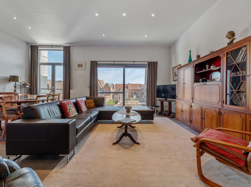 Op een uitstekende locatie in het centrum van Mechelen bevindt zich dit uniek energiezuinig appartement met 2 slaapkamers, terras en garage. U bevindt