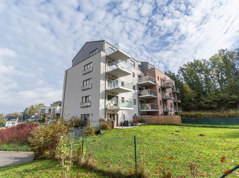 Magnifique appartement, dans une construction récente (2016) et basse énergie, offrant une vue dégagée sur les hauteurs de Wavre et a proximité des co