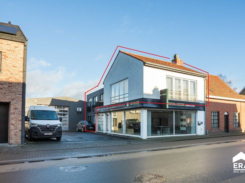 Over het appartement: Dit ruime en instapklare duplexappartement biedt een bewoonbare oppervlakte van 209 m², verdeeld over twee verdiepingen. Dankzij
