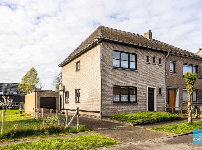 Zeer degelijke half open bebouwing op 5 are met goede indeling en veel lichtinval. De mooie zuidgerichte tuin met mooi terras, is zeker een grote troe