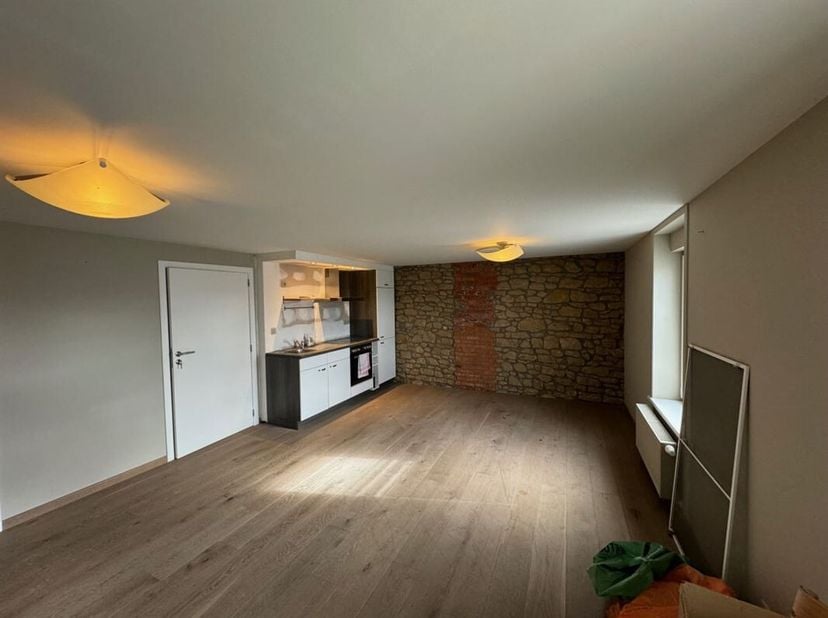 Bonne maison dhabitation 3 chambres, offrant de beaux volumes, sise à Stambruges. &lt;br /&gt;
Le bien comprend au rez-de-chaussée : un hall dentrée, un sal