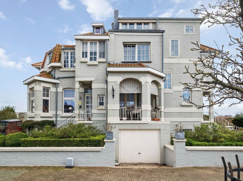 Cette imposante villa, située de manière unique près de la mer et de la plage de Westende, est exploitée comme une maison d&#039;hôtes et peut afficher un