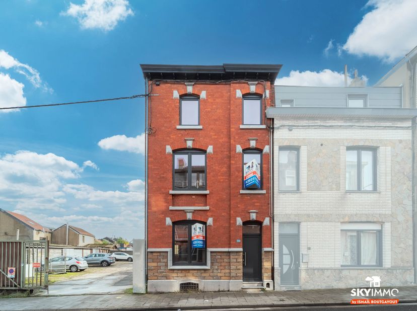 L&#039;agence SKYIMMO  a le plaisir de vous présenter cette jolie maison 4 chambres,  située dans le haut de Seraing.&lt;br /&gt;
Entièrement rénovée,  profitez