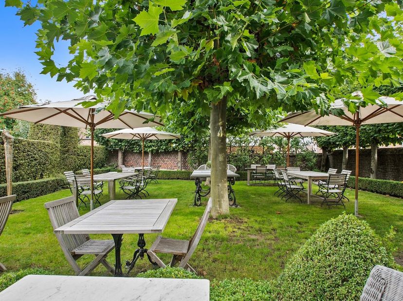 Authentiek en herenhuis met momenteel gelijkvloerse handelsruimte in Mopertingen (Bilzen). Mits bestemmingswijziging kan dit uw nieuwe ruime gezinswon