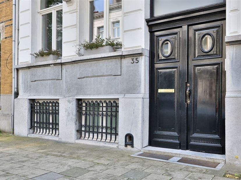 Ben jij op zoek naar een uniek pand met geschiedenis om jouw kantoor of bedrijfswoning van te maken? Ontdek deze karaktervolle herenwoning gelegen in