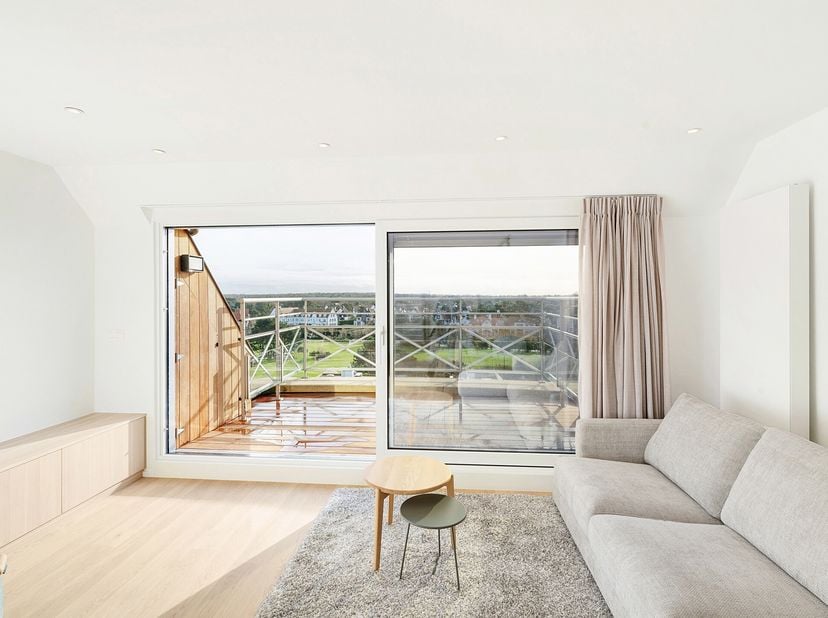 Ce magnifique penthouse rénové est situé sur la prestigieuse Kustlaan et allie confort luxueux et vue imprenable sur Le Zoute.&lt;br /&gt;
Dès lentrée, latt