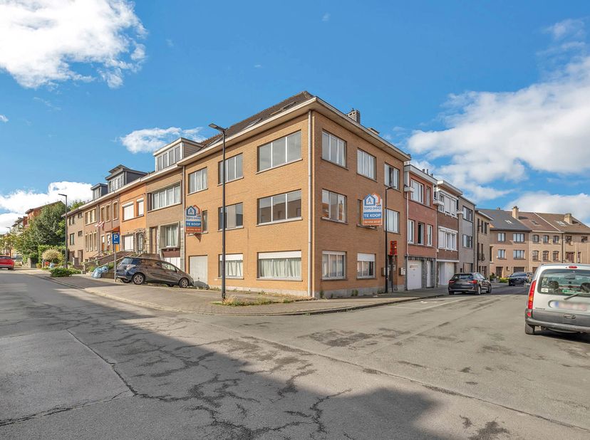 Pour plus d&#039;info ou visite, appelez le 0486/54.96.16 - Découvrez ce duplex de 190m² avec 3 chambres et un grand espace de bureau situé dans le quartie