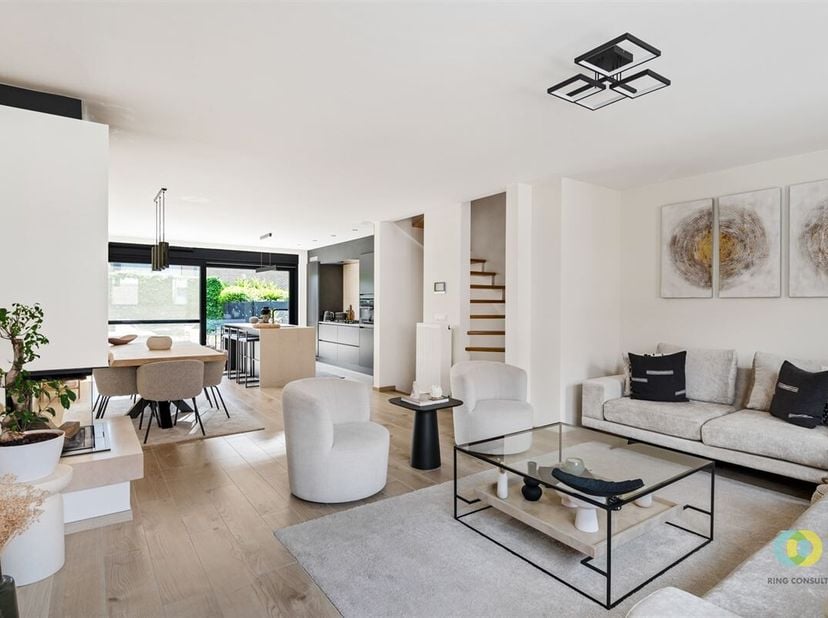In de rustige en residentiële wijk Kassei te Vilvoorde bevindt zich deze recente bel-etagewoning, gebouwd in 2021 en afgewerkt met hoogwaardige materi