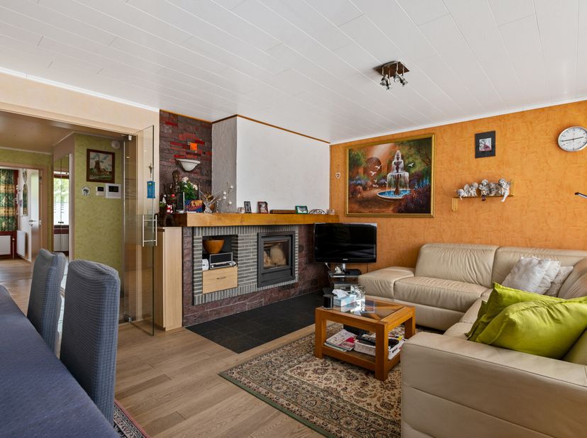 Ontdek dit ruime en instapklare appartement op de eerste verdieping, gelegen in een rustige en groene omgeving in het charmante Meise. Met een bewoonb