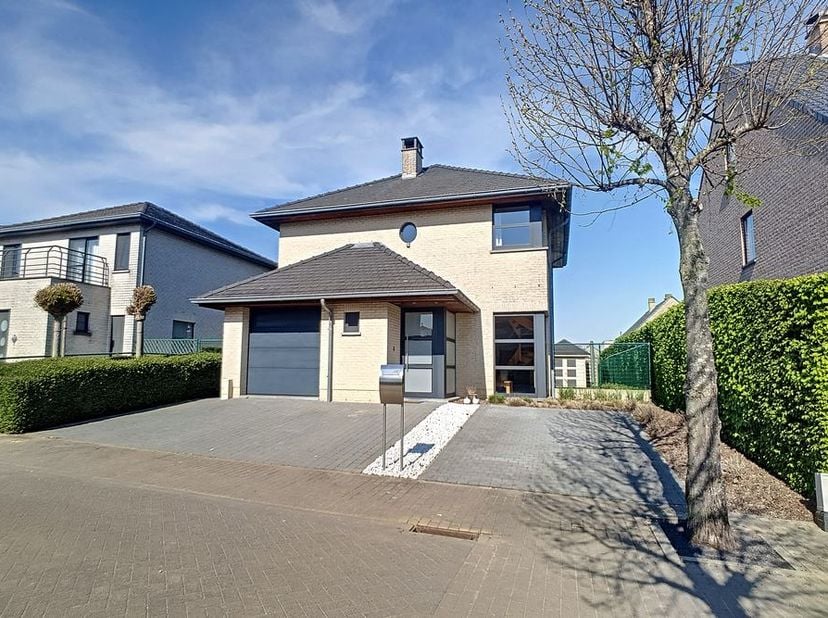 Moderne villa met 3 slaapkamers, bureau en garage gelegen in rustige straat in Everberg.&lt;br /&gt;
&lt;br /&gt;
Gelijkvloers: Inkomhal (4m²) met apart toilet, r