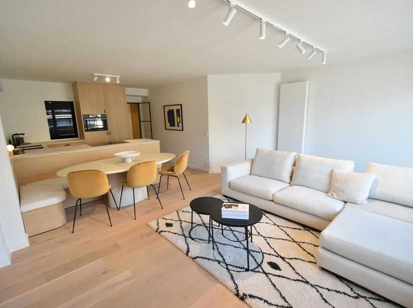 UNIEK GERENOVEERD APPARTEMENT OP DE LIPPENSLAAN.