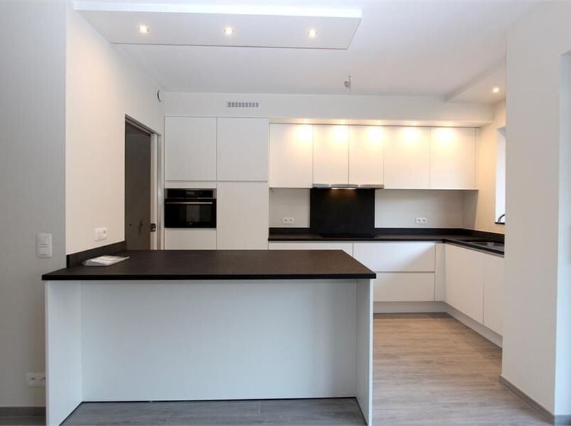 Ongemeubeld - Uitzonderlijk ruim en recent appartement (plateau) met open zicht en dubbele staanplaats in de residentie.&lt;br /&gt;
INDELING:&lt;br /&gt;
- Ruime