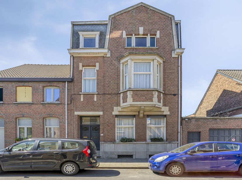 Découvrez ce charmant manoir authentique à Terhagen. Cette maison très spacieuse reflète la période de l&#039;entre-deux-guerres. La propriété peut être ré