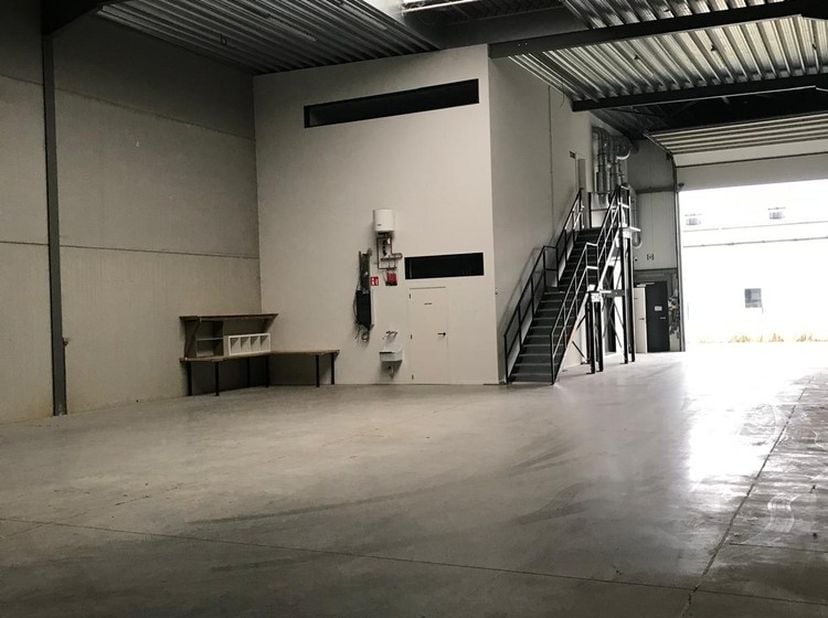 Deze prachtige KMO-unit uit 2020 en gelegen aan de industriezone aan de Lochtemansweg bestaat uit 345m² bedrijfshal met een apart kantoor van 128m² ge
