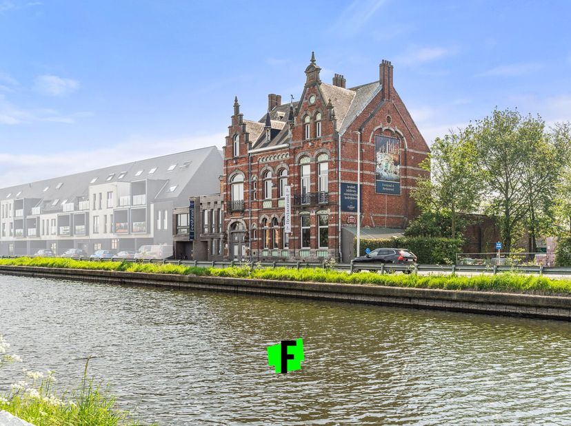 Pittoresk gelegen langs de vaart in Oudenburg, treffen we deze historische parel aan. De eclectische herenwoning dateert van 1899 en straalt een uniek