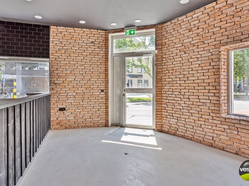 Dit opbrengstpand is gelegen op de Thonissenlaan 2 te Hasselt, meerbepaald op de Groene Boulevard in hartje Hasselt. &lt;br /&gt;
&lt;br /&gt;
In 2013 werd er een