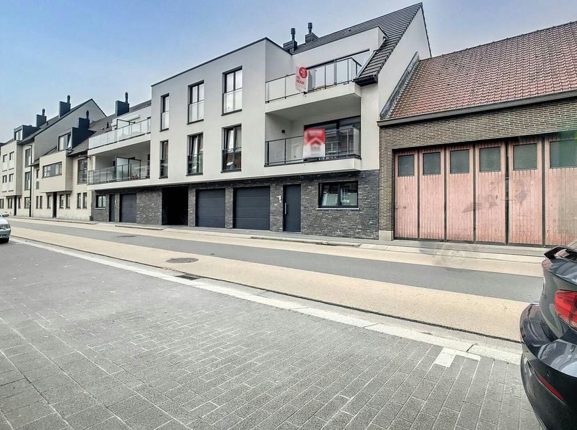 Dit lichtrijk appartement met 2 slaapkamers en groot terras ligt op wandelafstand van het centrum van Waregem.&lt;br /&gt;
Het appartement is kwalitatief af