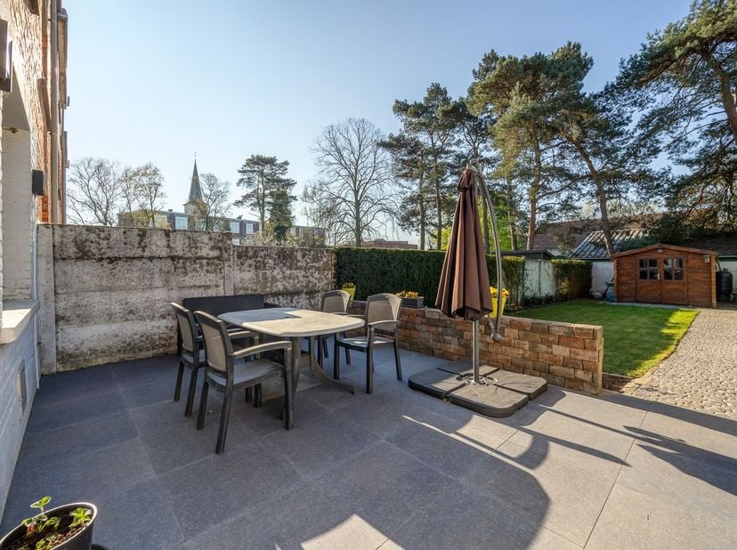 Op zoek naar een lichtrijke, instapklare woning met een grote tuin én alles binnen handbereik? Dan is dit gelijkvloersappartement in het hart van Bors