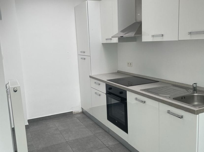 Réf.ITL1199 - Montignies sur Sambre ***NOUVEAU*** Magnifique appartement 2 chambres entièrement rénové. Un hall d&#039;entrée directement sur un séjour spa