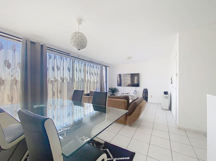 Dit appartement bevindt zich op de 4e verdieping van deze residentie. Indeling:&lt;br /&gt;
- inkomhal met toilet&lt;br /&gt;
- ruime leefruimte&lt;br /&gt;
- terras aa