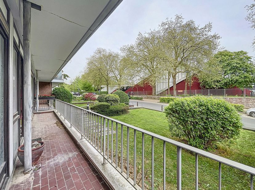 Entre l&#039;avenue Orban et le Parvis Sainte-Alix, au RDC d&#039;un petit immeuble, bel appartement deux chambres de ±75m² bruts (peb) et terrasse attenante de