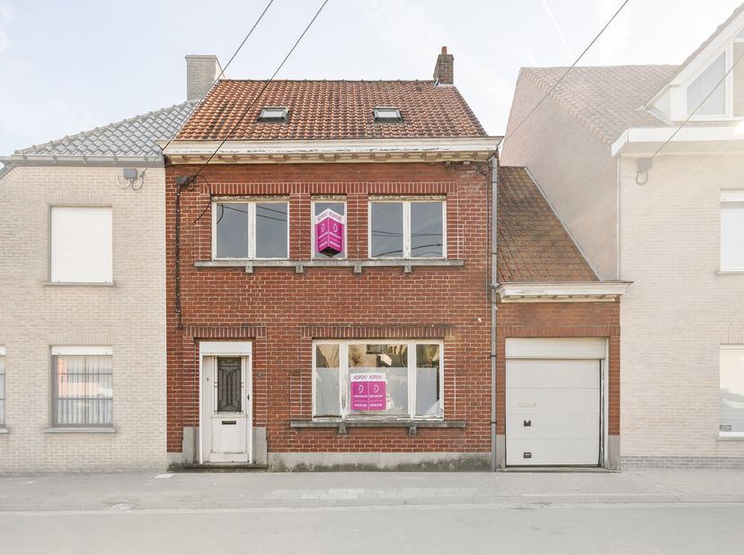 Deze woning is gelegen vlakbij het centrum van Staden.&lt;br /&gt;
Op de gelijkvloerse verdieping is volgende indeling aanwezig: inkomhal, eetplaats, lichtr